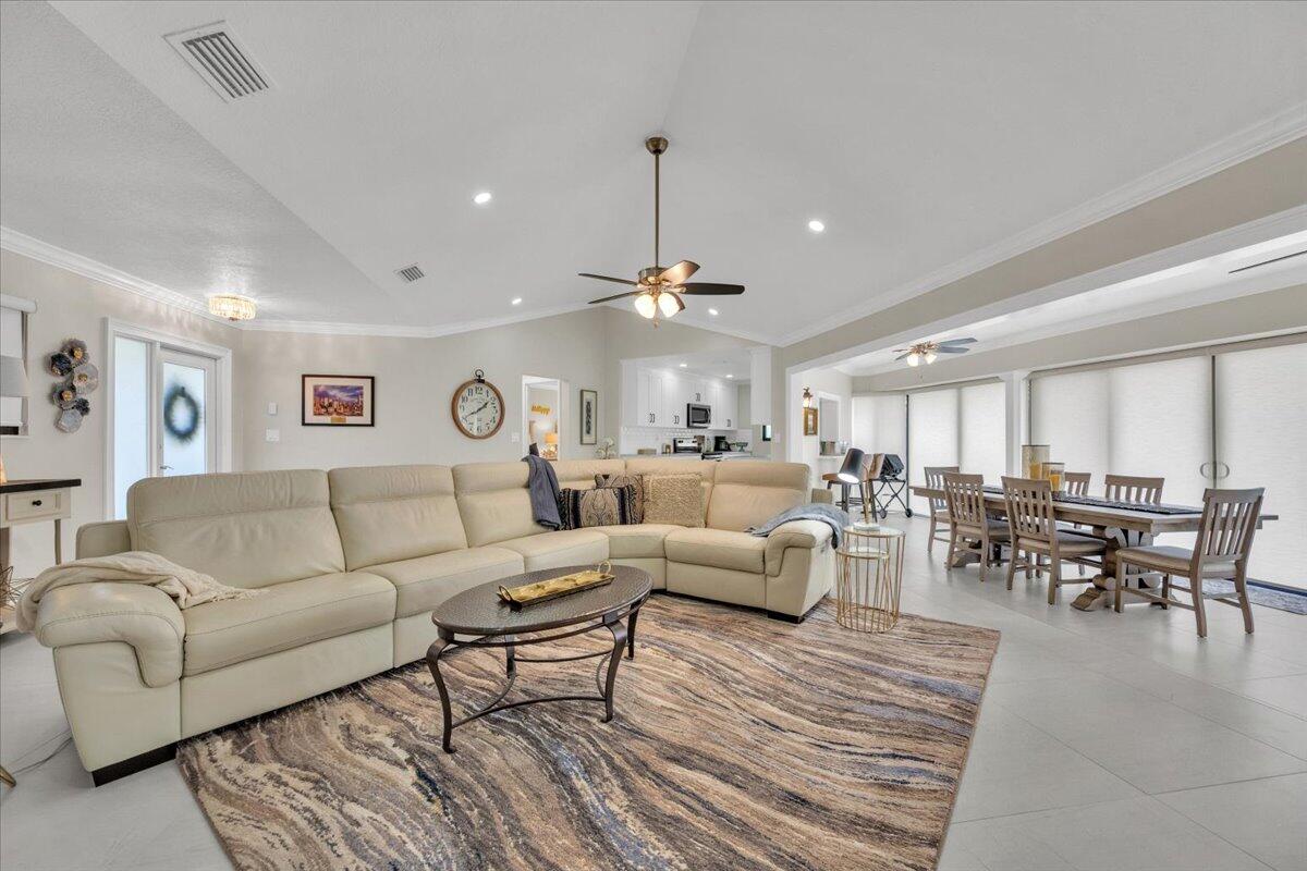 1127 E Seminole Avenue 15c