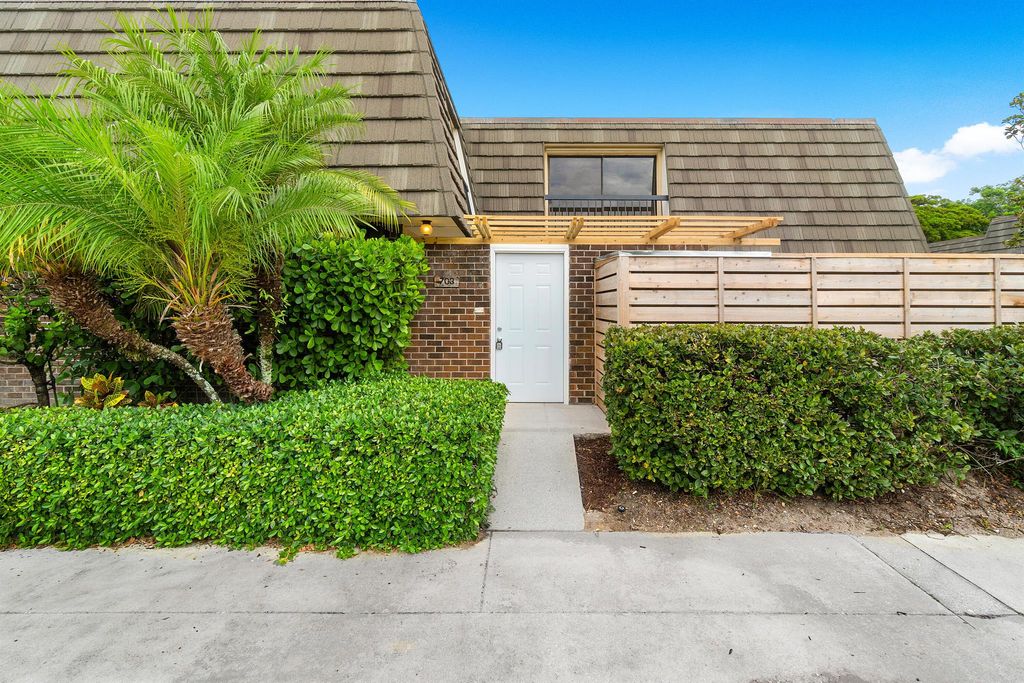 Photo of 703 7th Terrace, Palm Beach Gardens, FL 33418 (MLS # R10999723)