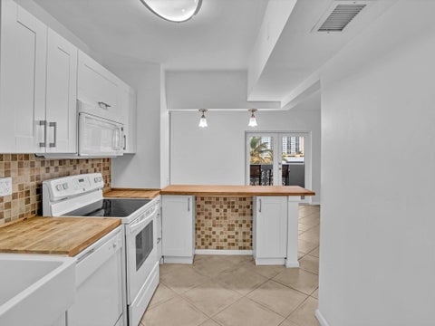 Tiny photo for 320 S Surf Road #402, Hollywood, FL 33019 (MLS # B26079875)