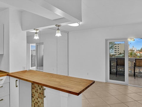Tiny photo for 320 S Surf Road #402, Hollywood, FL 33019 (MLS # B26079875)
