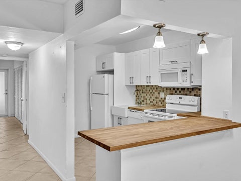 Tiny photo for 320 S Surf Road #402, Hollywood, FL 33019 (MLS # B26079875)