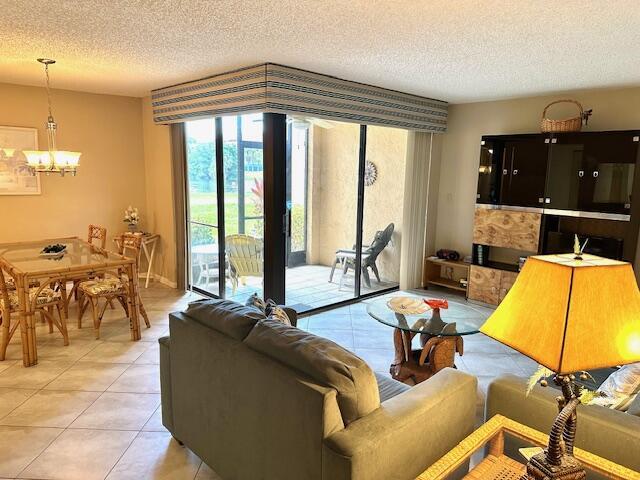 2455 Lindell Boulevard 3103, Delray Beach, FL, 33444/$299,000 4 2455 Lindell Boulevard 3103