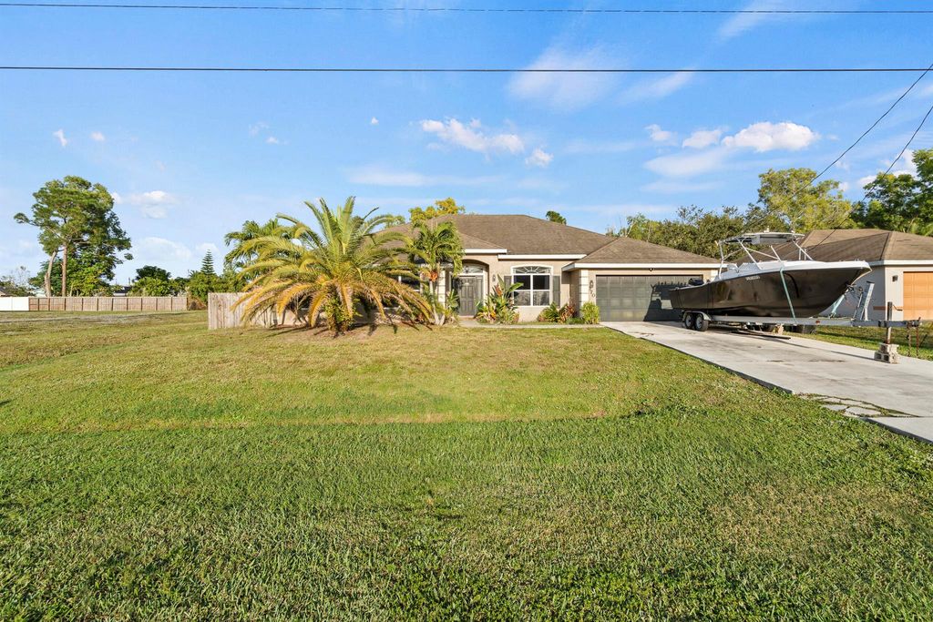 Photo of 370 SW Tulip Boulevard, Port Saint Lucie, FL 34953 (MLS # R11147511)