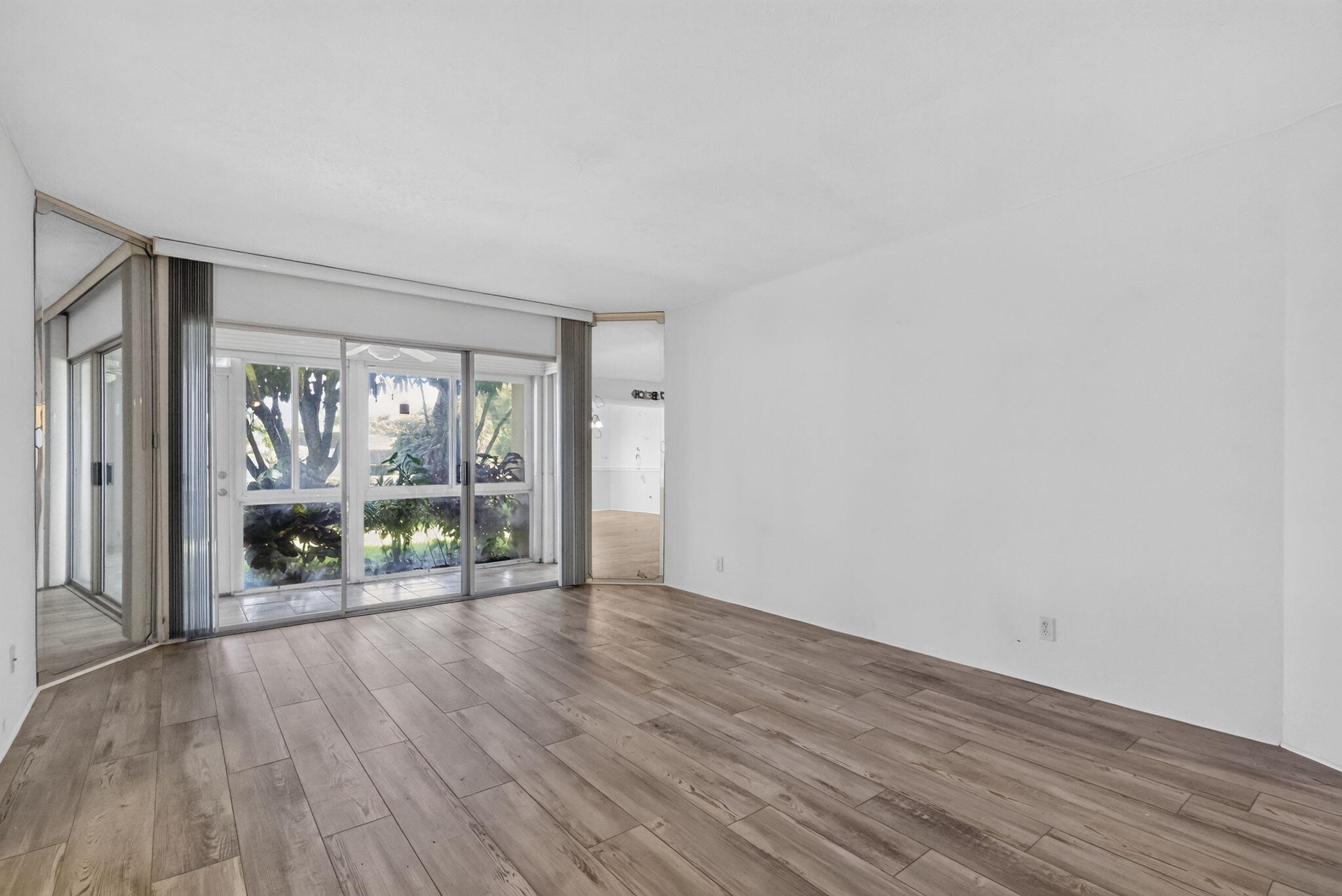 3524 Via Poinciana Apt 104