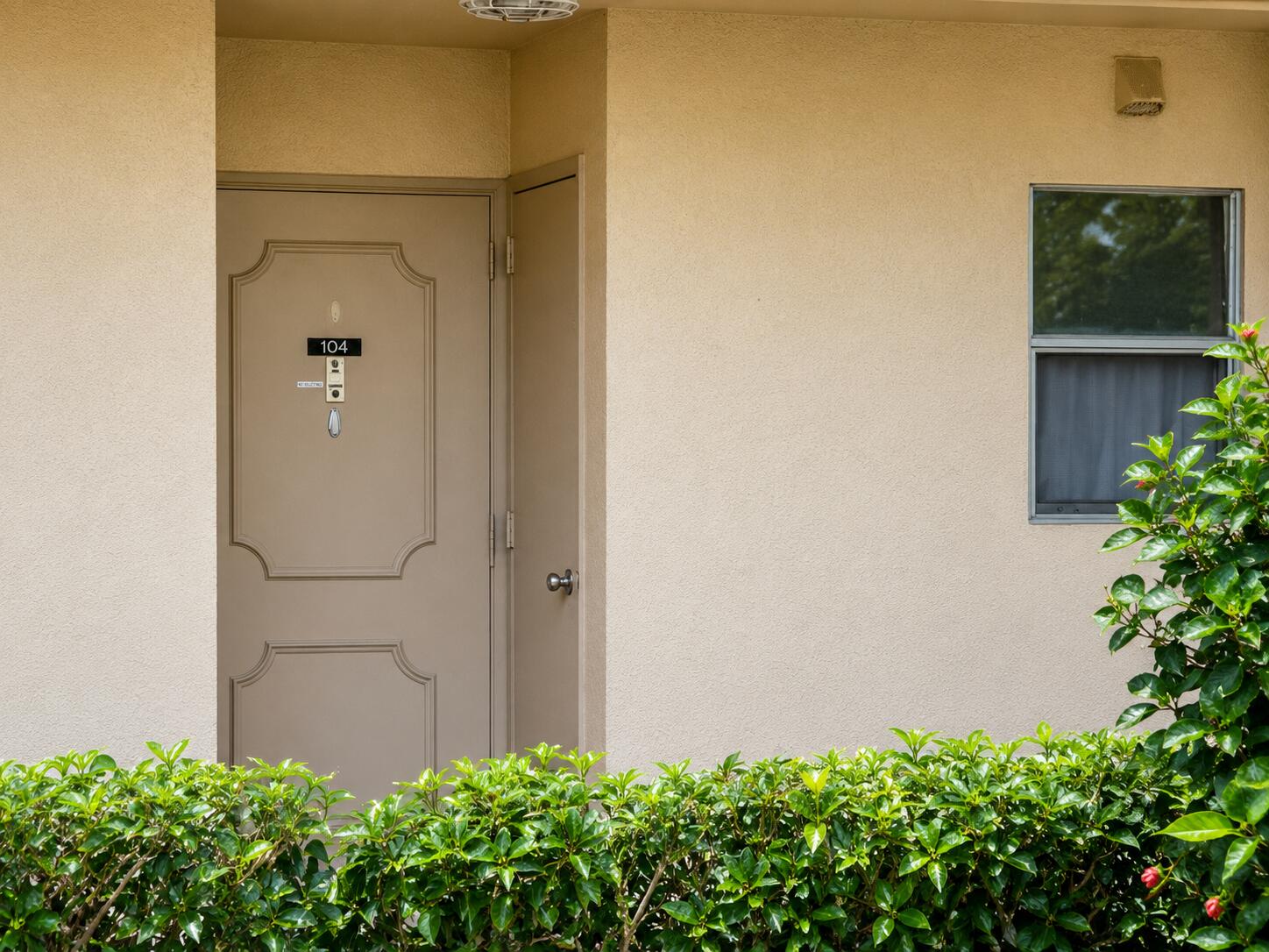 3524 Via Poinciana Apt 104