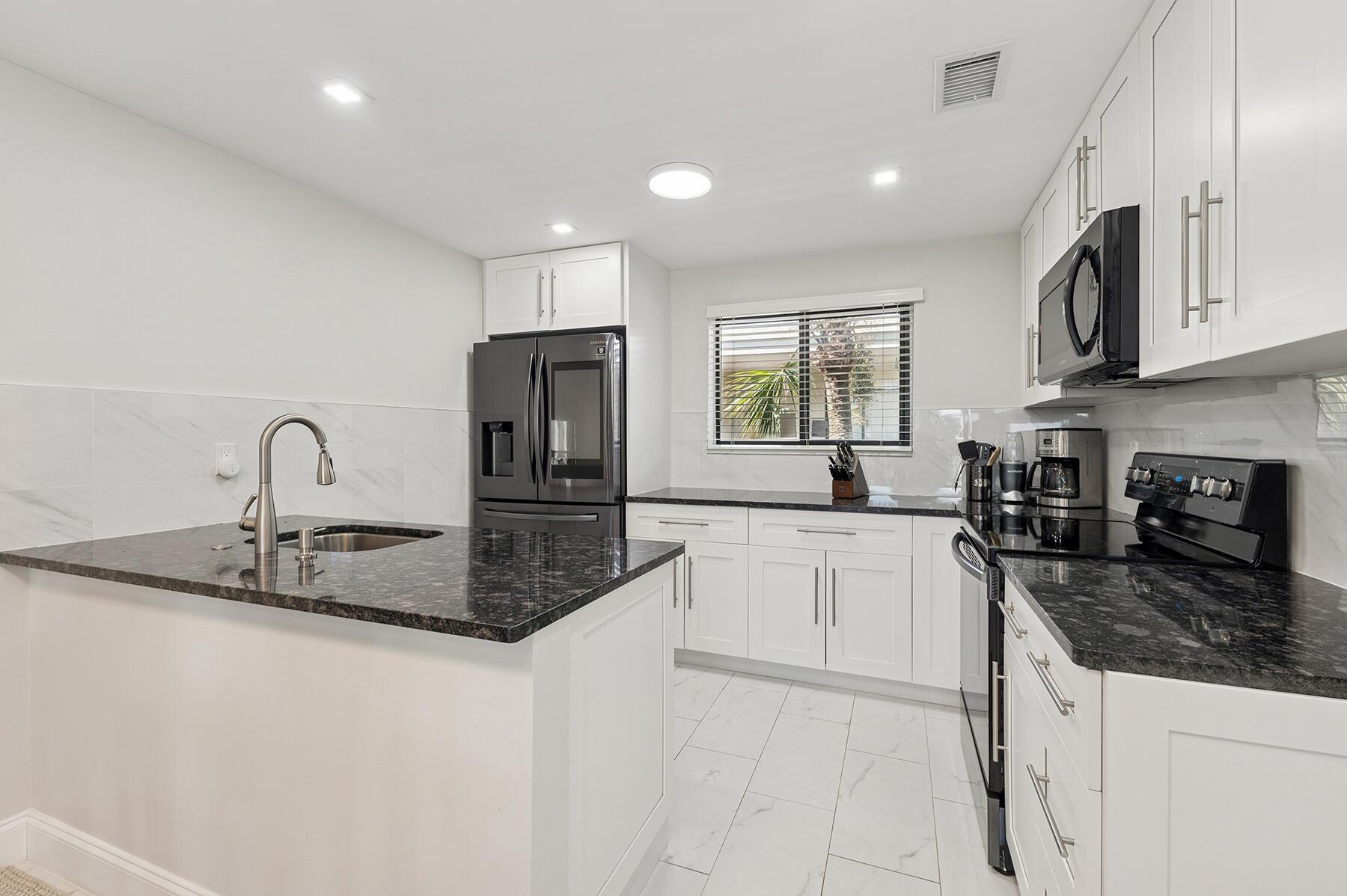 5340 Las Verdes Circle 322, Delray Beach, FL, 33484/$250,000 2 5340 Las Verdes Circle 322