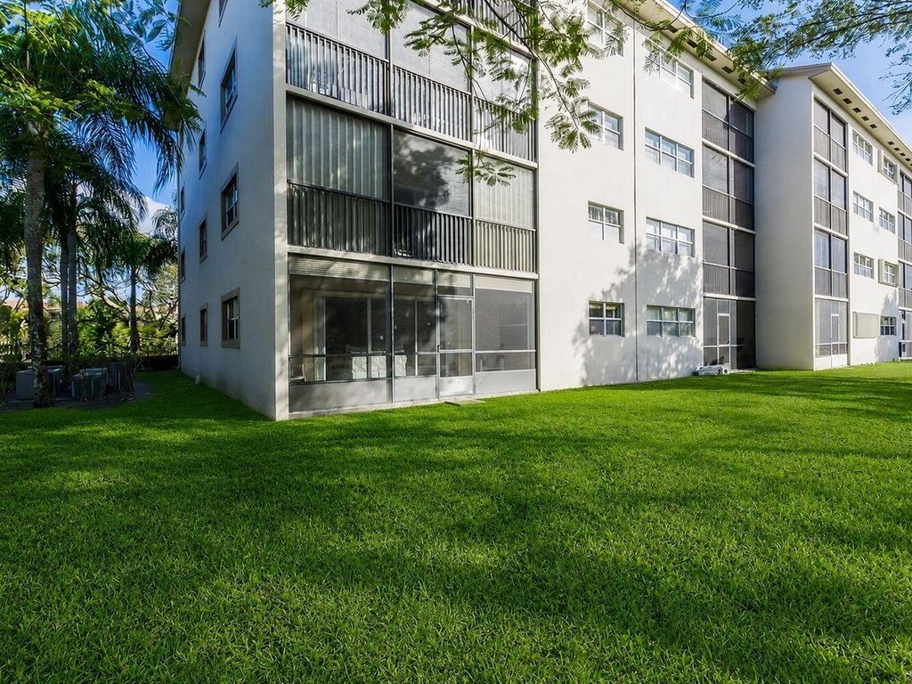 Photo of 550 SW 137 Avenue #L114, Pembroke Pines, FL 33027 (MLS # B26049314)