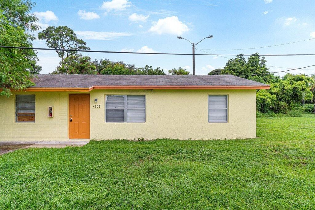 Photo of 4909 Gulfstream Road, Lake Worth, FL 33460 (MLS # R11016020)