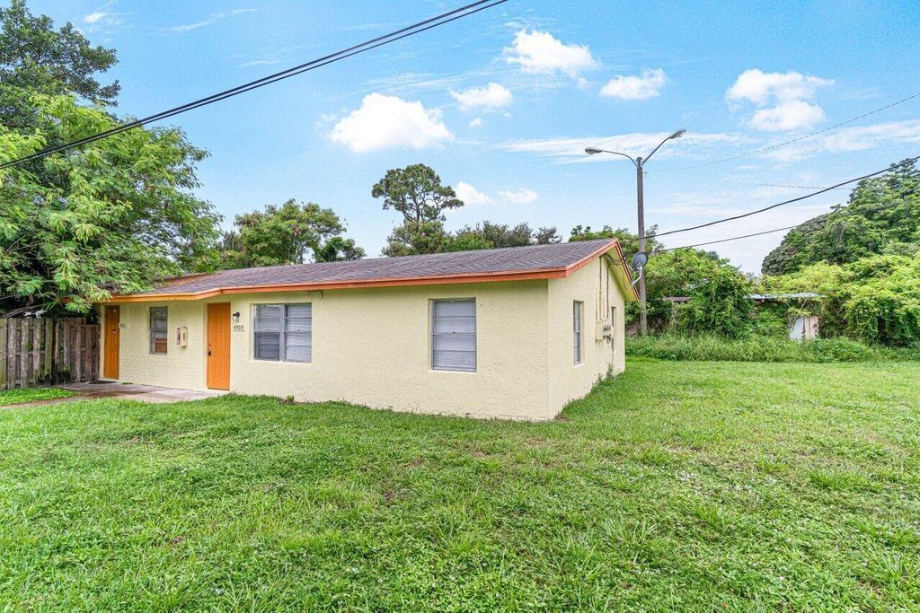 Photo of 4909 Gulfstream Road, Lake Worth, FL 33460 (MLS # R11016020)