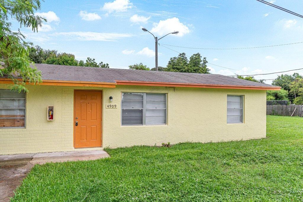 Photo of 4909 Gulfstream Road, Lake Worth, FL 33460 (MLS # R11016020)
