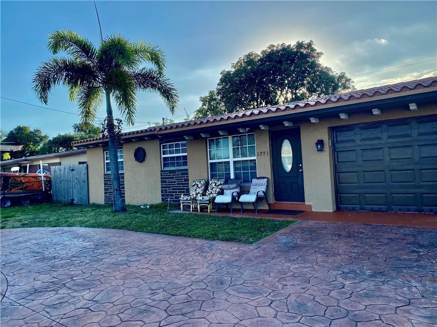 Adorable 3 bedroom 1 bath with den and 1 car garage. Property located in the heart of Fort Lauderdale. Large backyard and plenty of parking.Beautifully updated kitchen and bath. Close to I-95