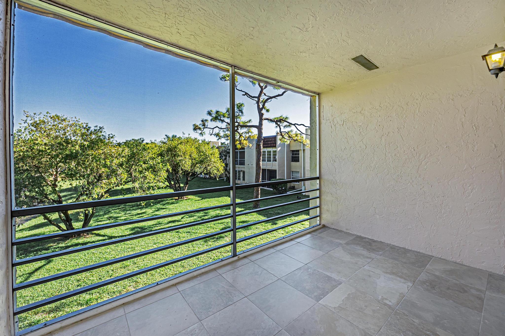 LAGO DEL REY CONDO - Residential