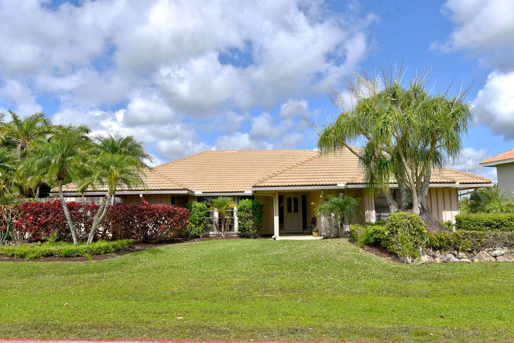 Photo of 19 Dunbar Road, Palm Beach Gardens, FL 33418 (MLS # R10971157)