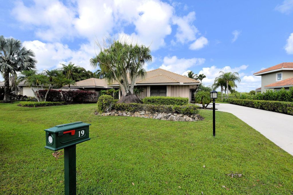 Photo of 19 Dunbar Road, Palm Beach Gardens, FL 33418 (MLS # R10971157)