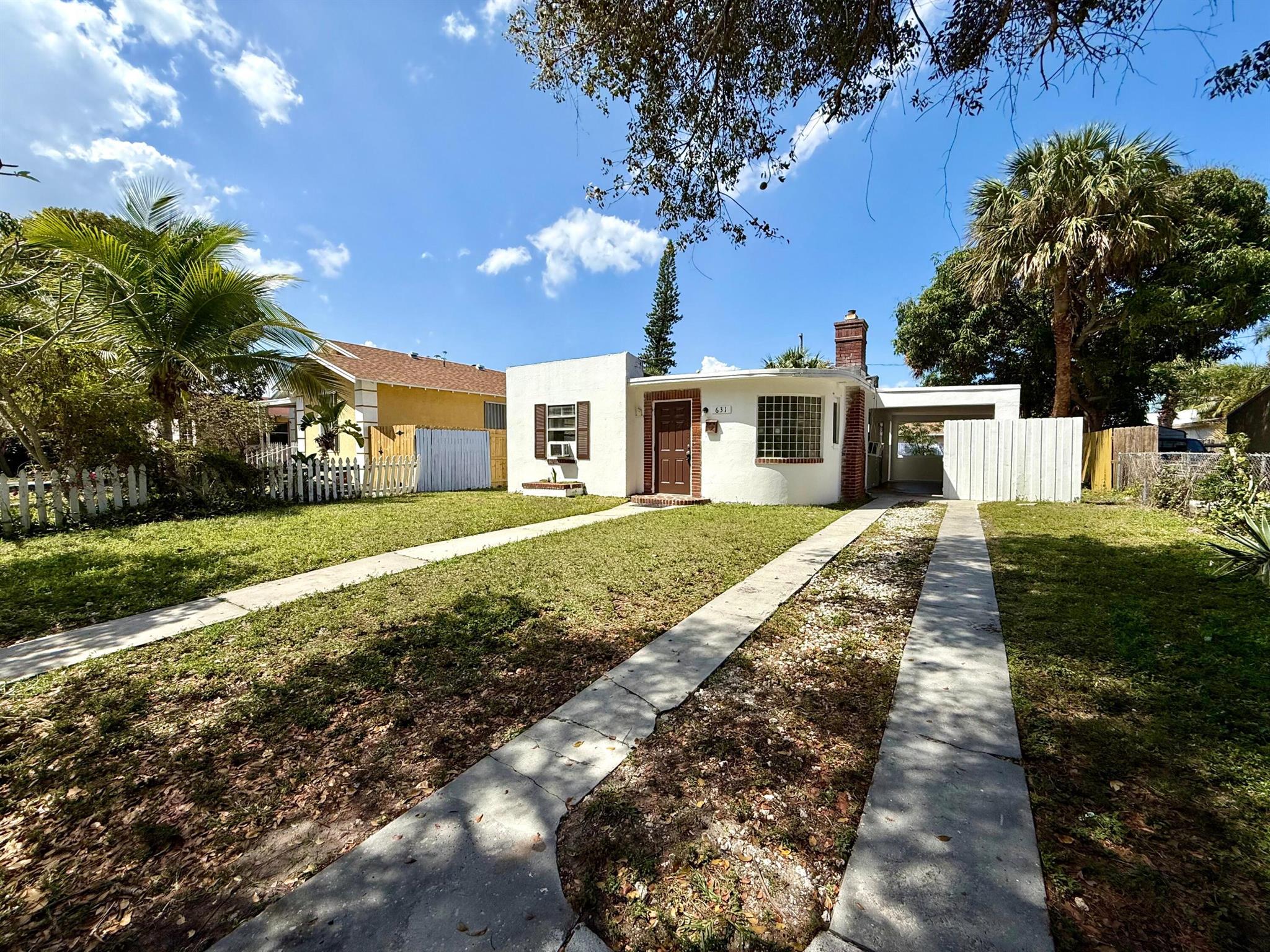 HUGE Spacious YARD! Private single family home in the heart of West Palm Beach. 2 bedrooms, 1 bathroom, single family home, private driveway area, all tile, best priced single family home in the area. Call today for showing! Just 5 minutes from the newly redeveloped downtown West Palm Beach, 5 minutes from Intracoastal and 10 minutes from Palm Beach.
