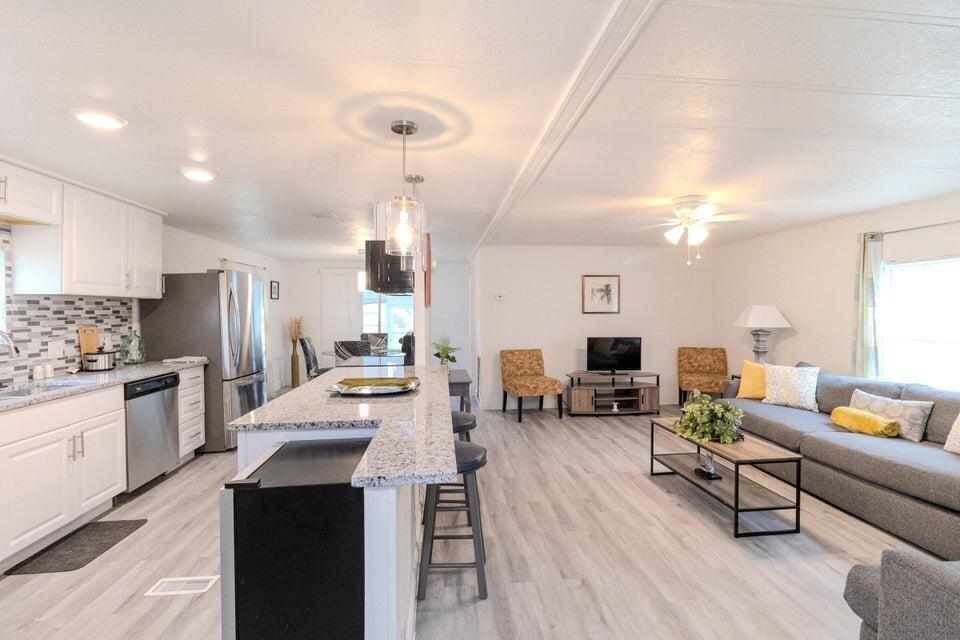 SPANISH LAKES - Residential Lease