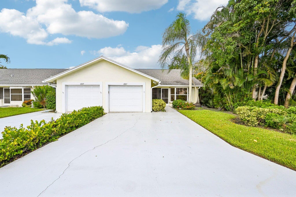 Photo of 10843 SE SEA PINES Circle, Hobe Sound, FL 33455 (MLS # B26091397)