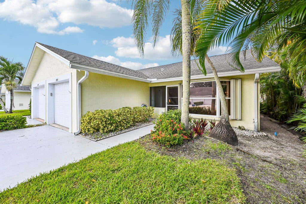 Photo of 10843 SE SEA PINES Circle, Hobe Sound, FL 33455 (MLS # B26091397)