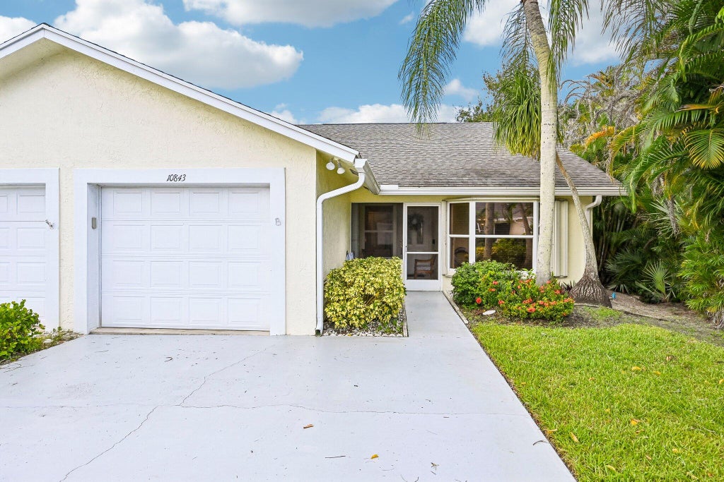 Photo of 10843 SE SEA PINES Circle, Hobe Sound, FL 33455 (MLS # B26091397)