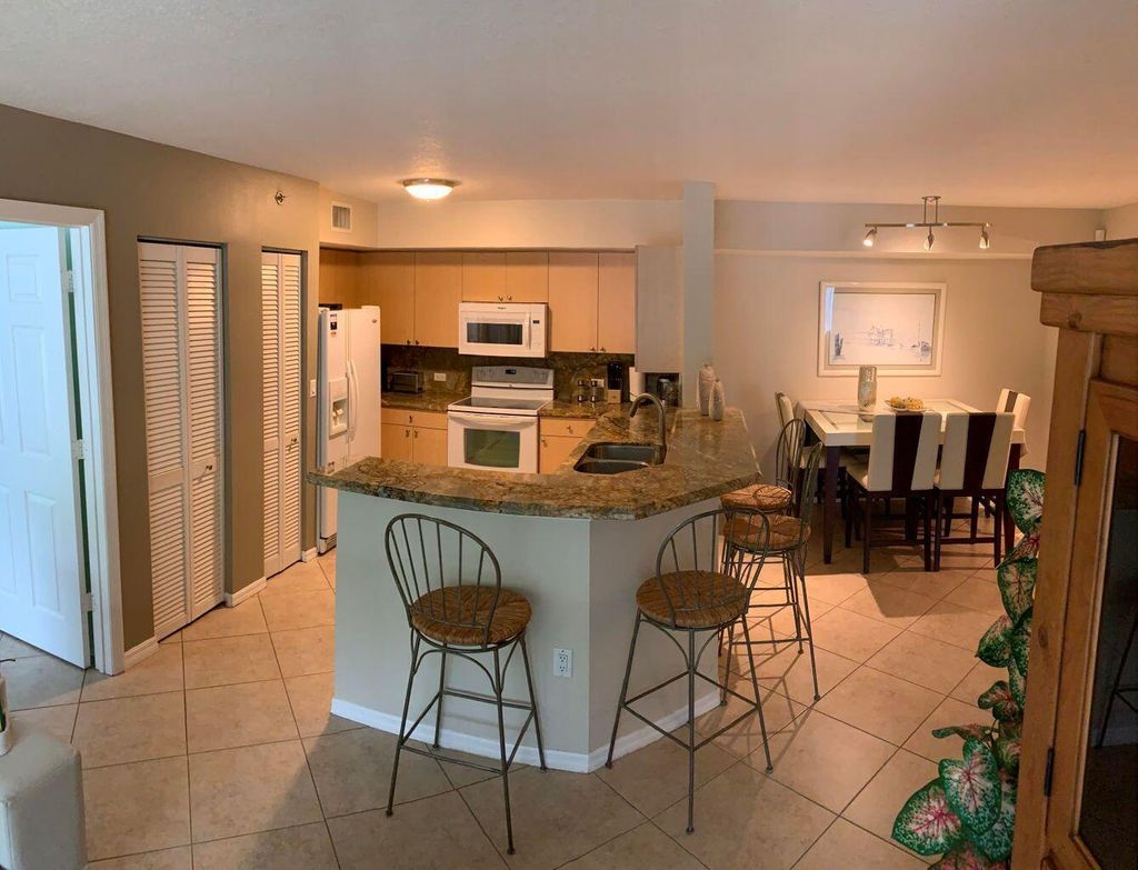 Photo of 805 Villa Cir, Boynton Beach, FL 33435 (MLS # R11077079)