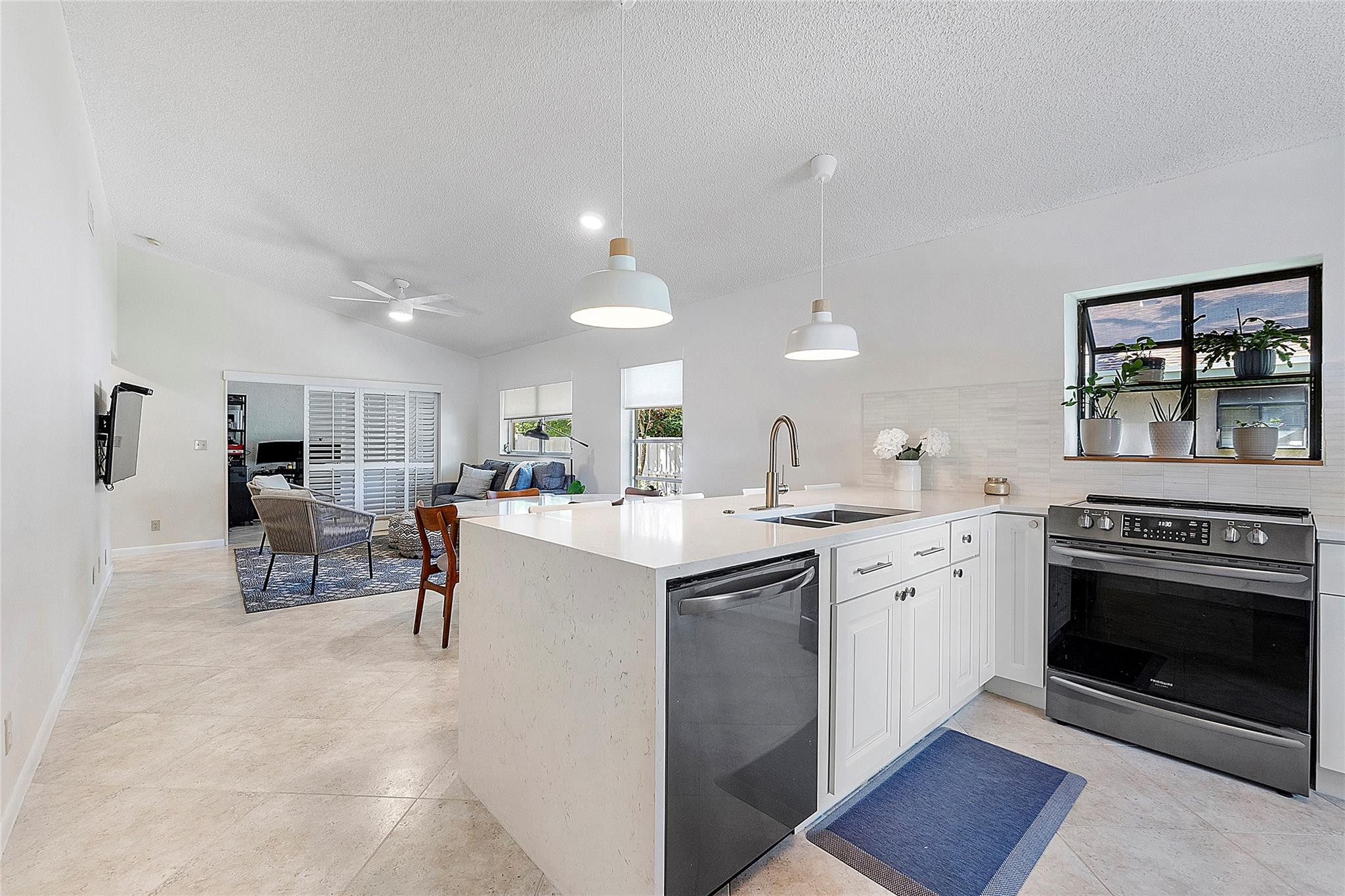 8230 Springtree Road, Boca Raton, FL, 33496/$355,000 3 8230 Springtree Road