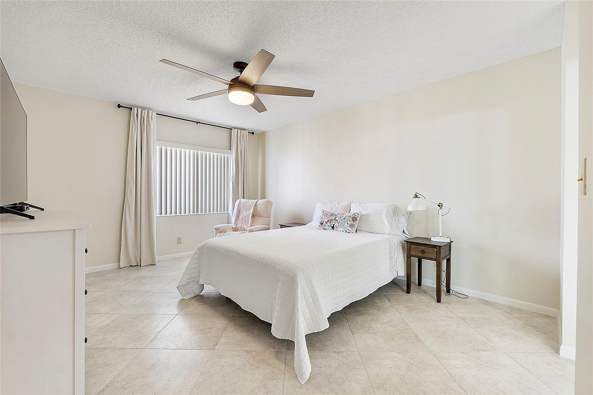WHISPER WALK SEC C CONDO - Residential