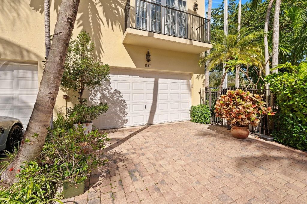 Photo of 1127 NE 18th Avenue #1127, Fort Lauderdale, FL 33304 (MLS # F10488316)