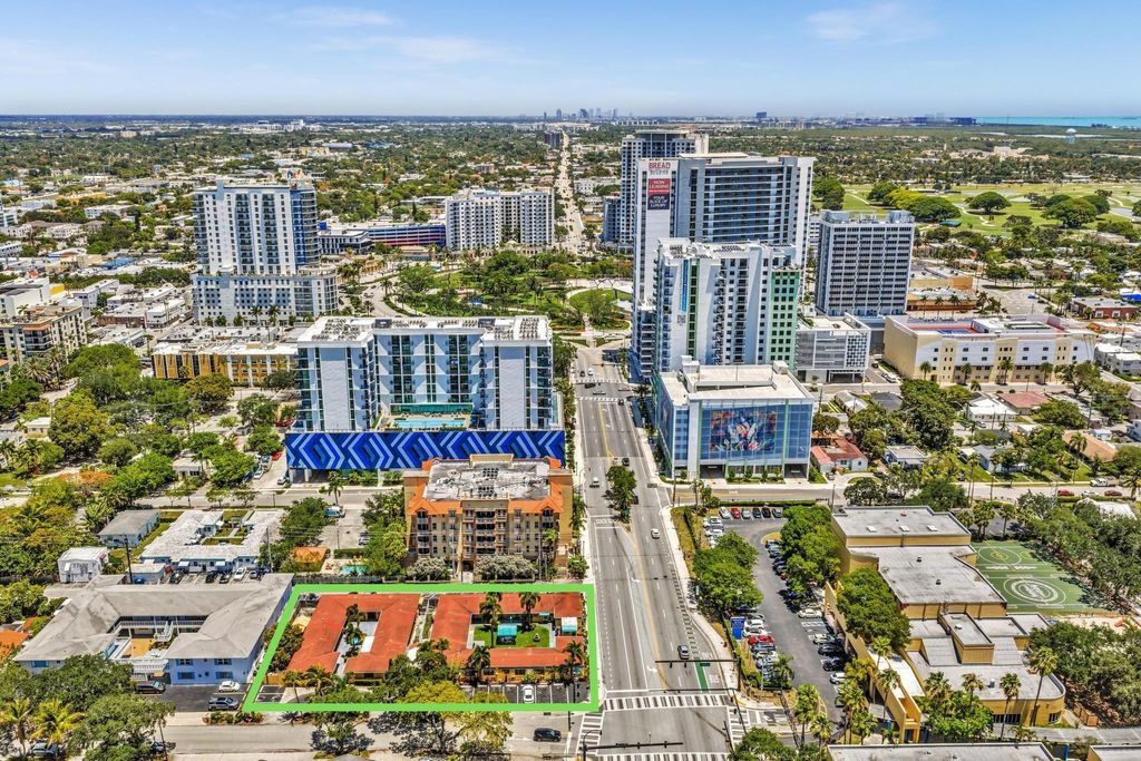 Photo of 418 S Federal Highway, Hollywood, FL (MLS # B26031823)