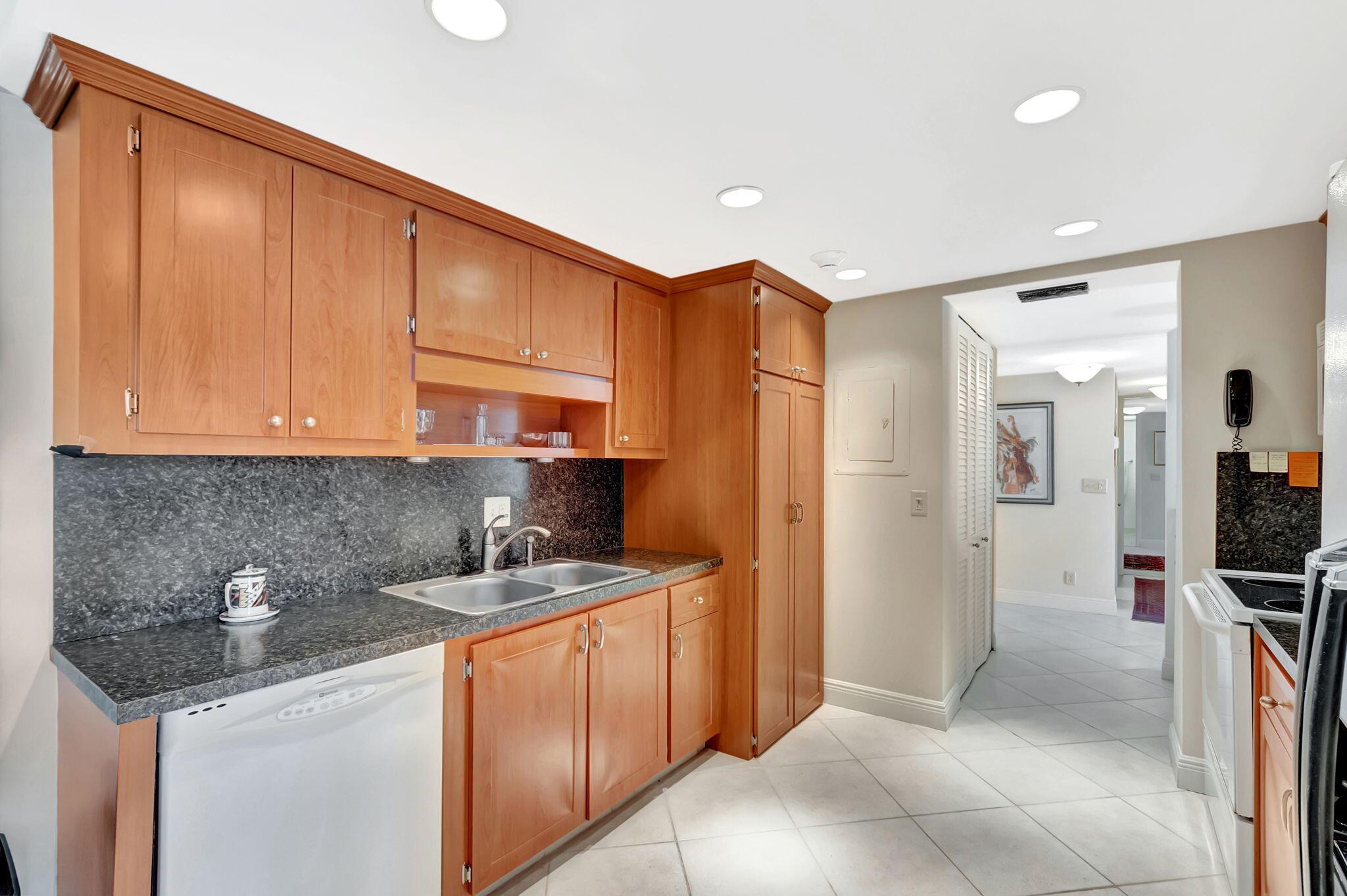 COASTAL HOUSE CONDO - Residential