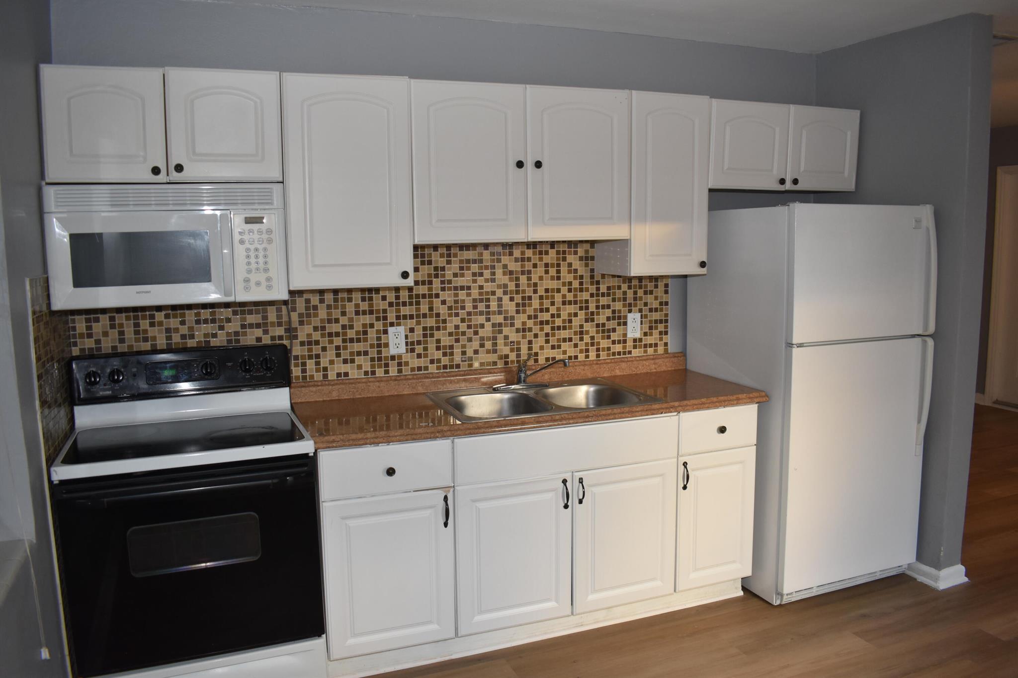 COLONIAL ESTATES - Residential Lease