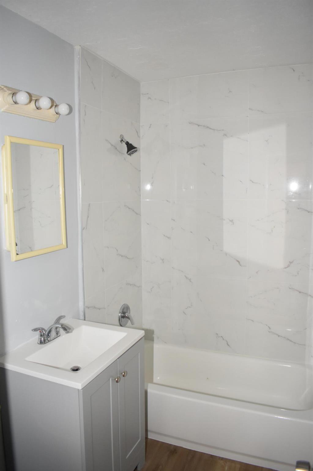 COLONIAL ESTATES - Residential Lease