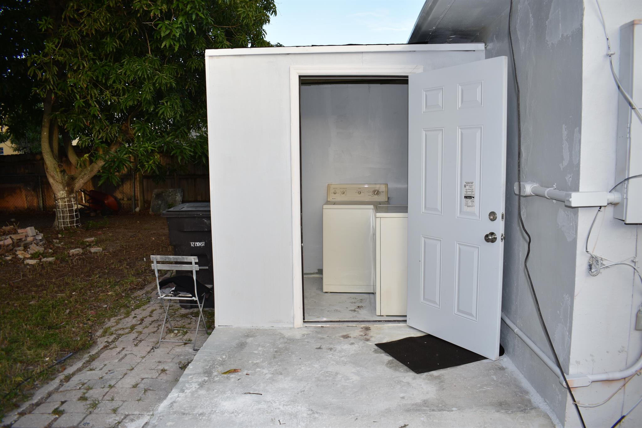 COLONIAL ESTATES - Residential Lease