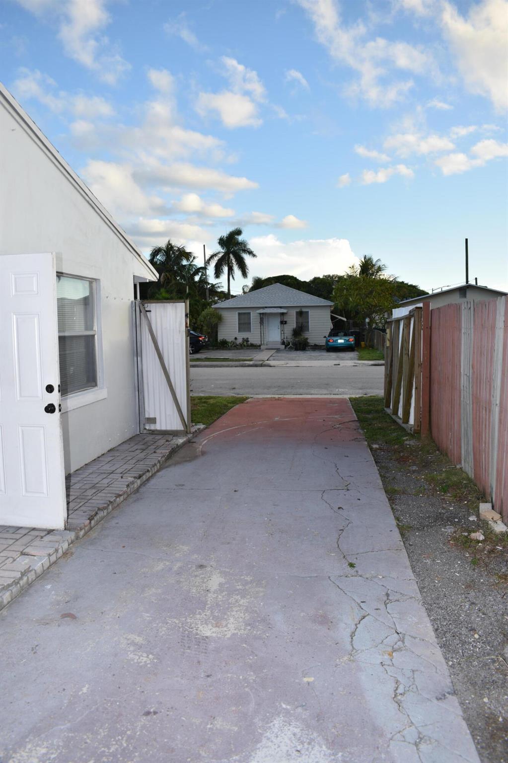 COLONIAL ESTATES - Residential Lease