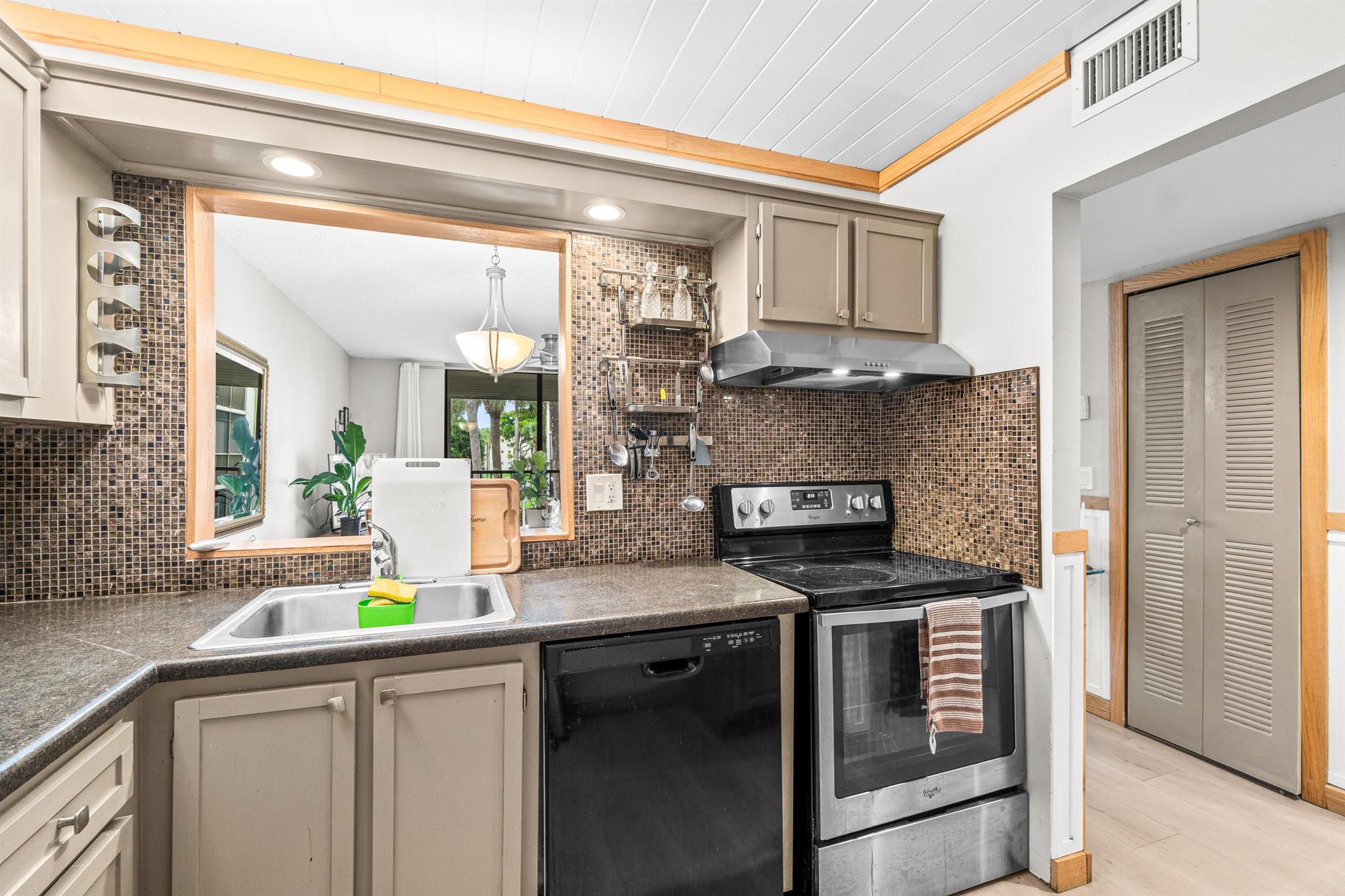 Las Verdes (CYPRESS CONDO - Residential