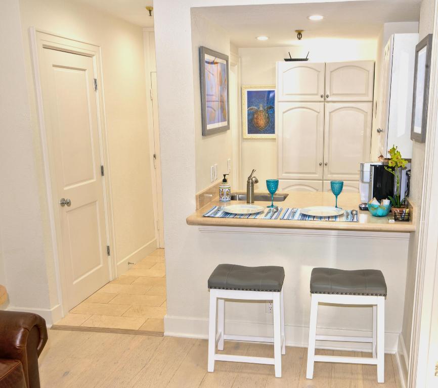 WINSTON TOWERS 700 CONDO - Residential