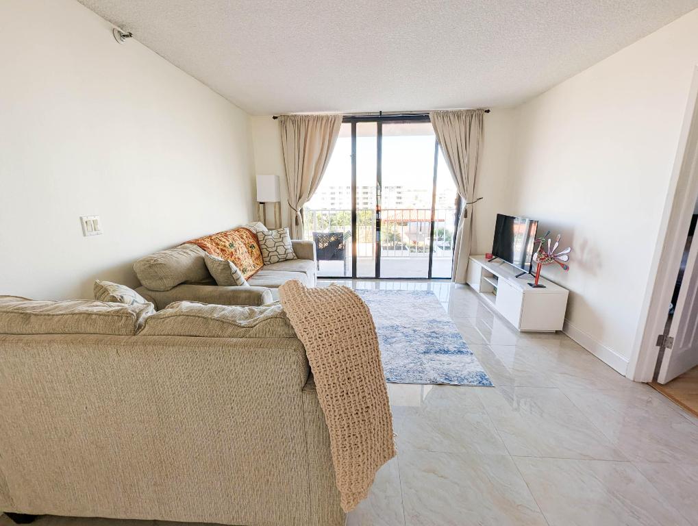 WINSTON TOWERS 700 CONDO - Residential