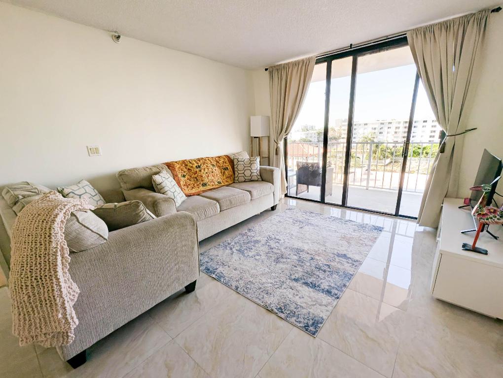 WINSTON TOWERS 700 CONDO - Residential