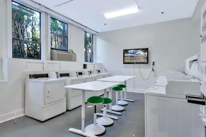 WINSTON TOWERS 700 CONDO - Residential