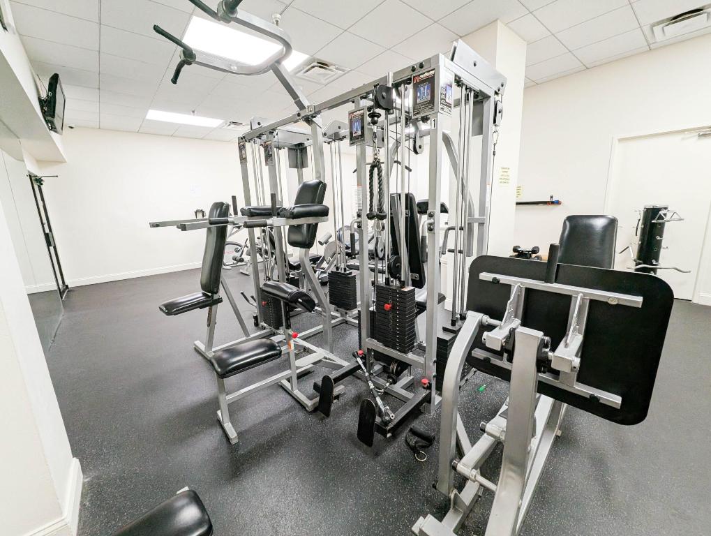 WINSTON TOWERS 700 CONDO - Residential