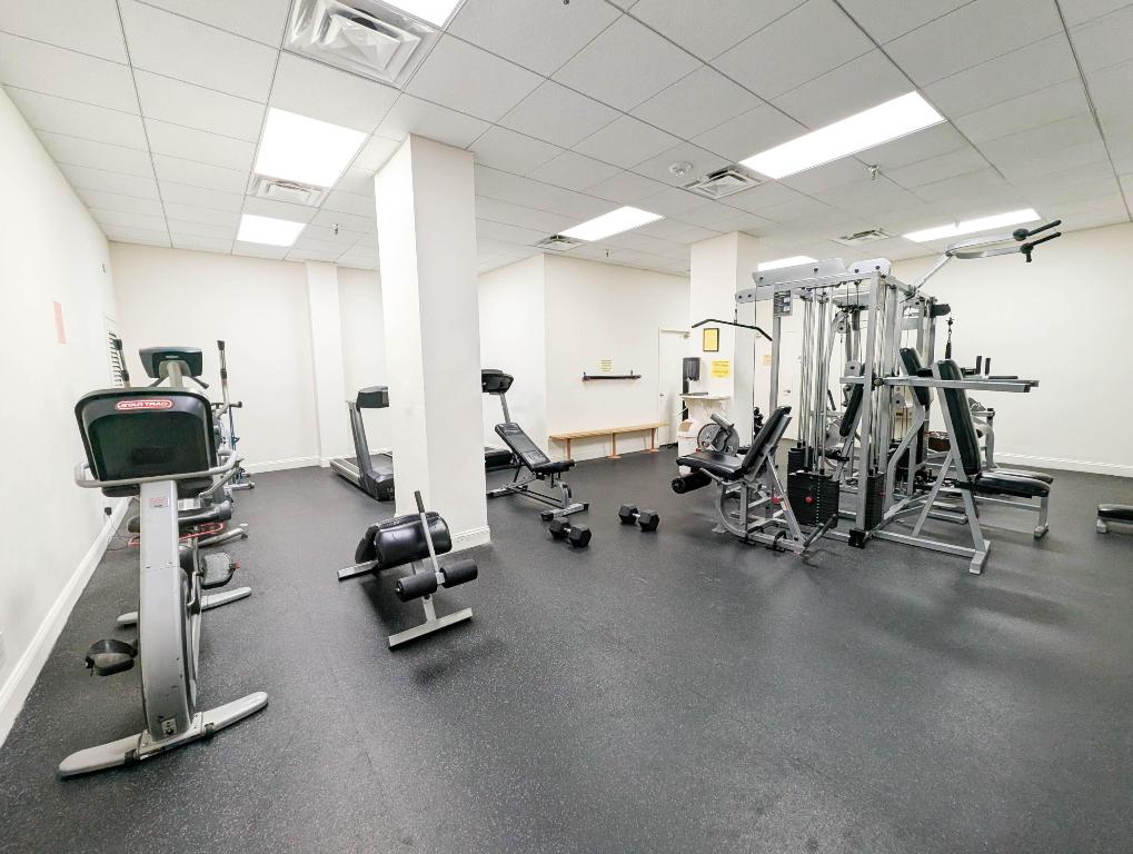 WINSTON TOWERS 700 CONDO - Residential