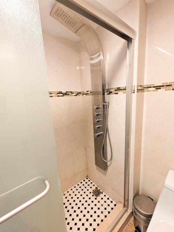 WINSTON TOWERS 700 CONDO - Residential