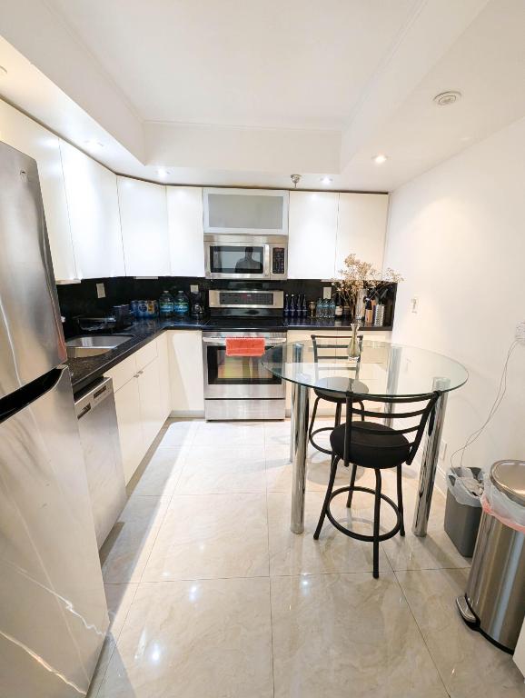 WINSTON TOWERS 700 CONDO - Residential