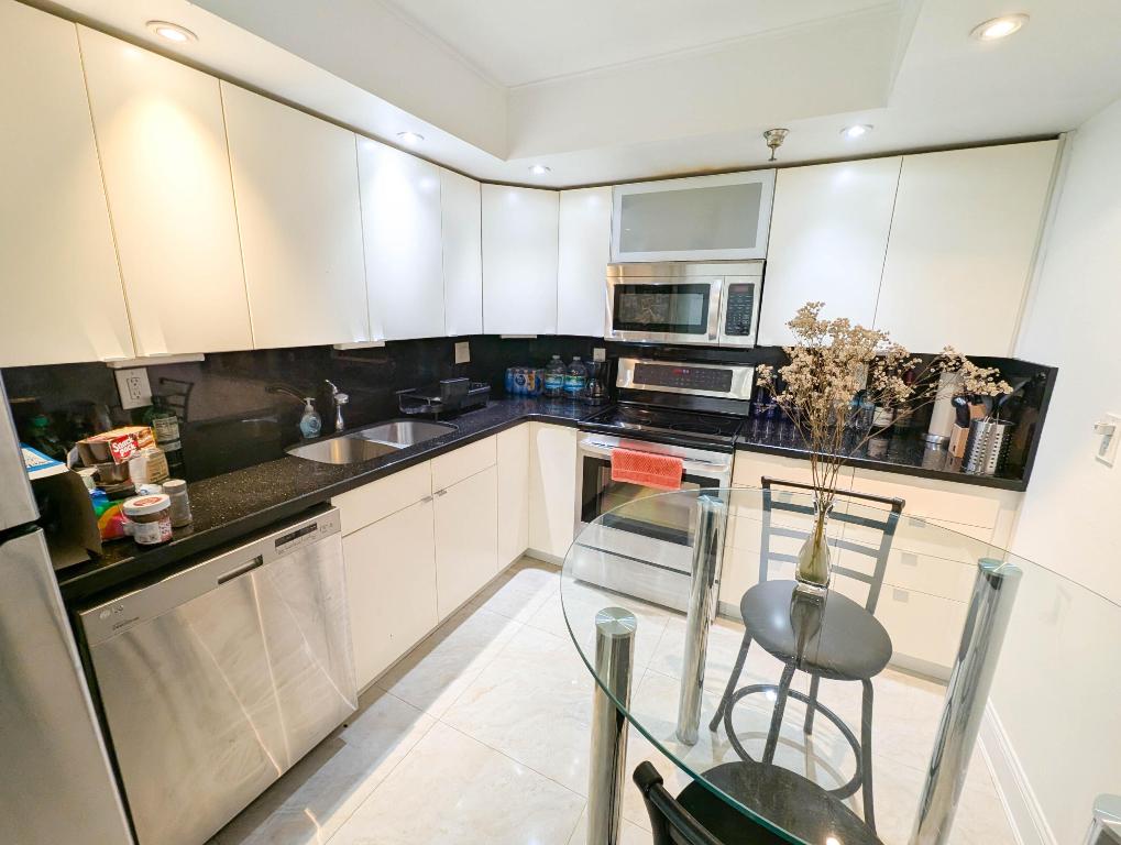 WINSTON TOWERS 700 CONDO - Residential