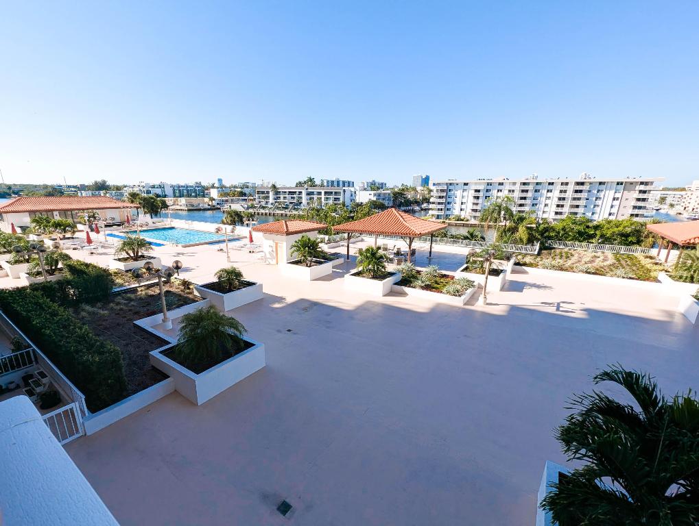 WINSTON TOWERS 700 CONDO - Residential