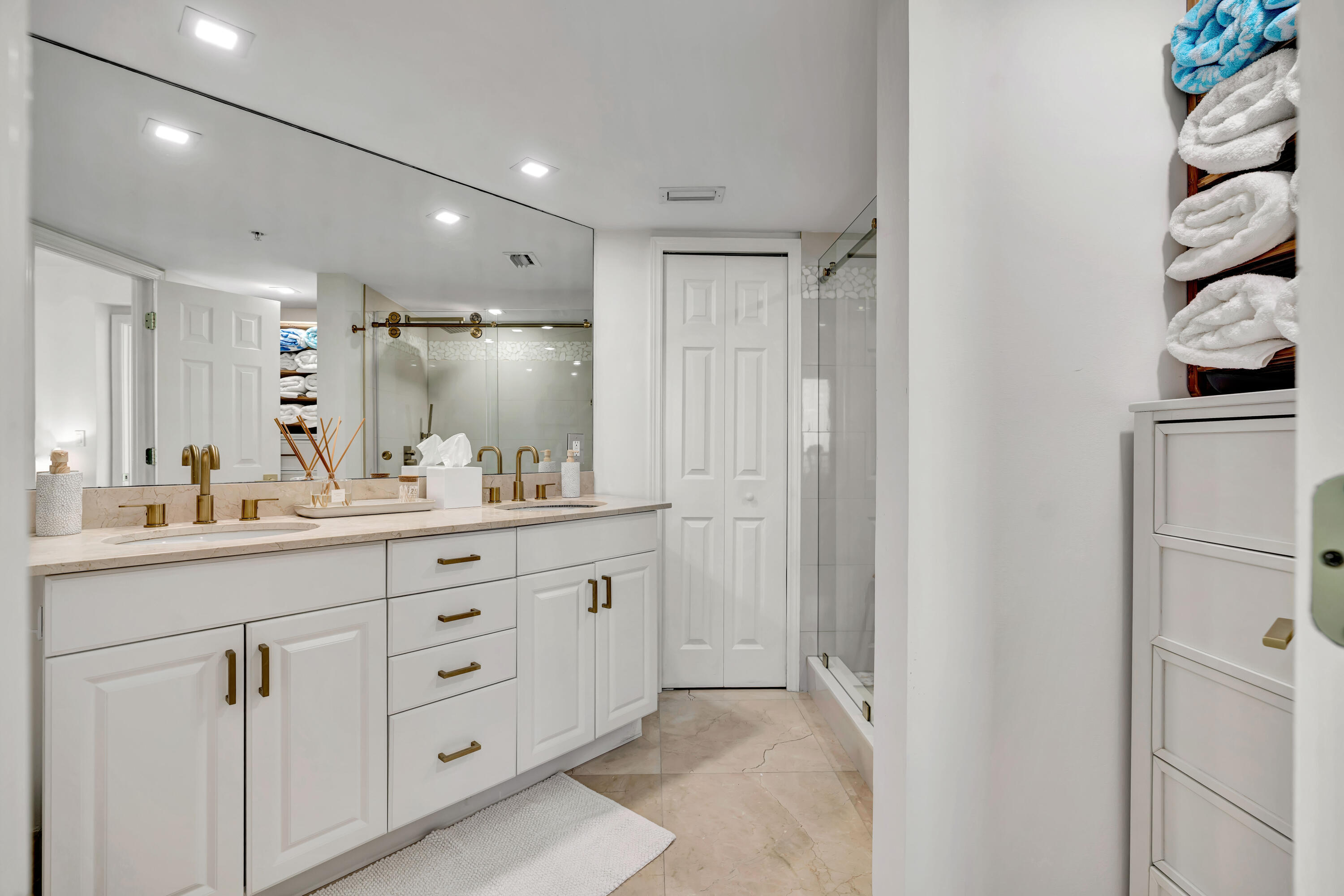 TIARA CONDO - Residential