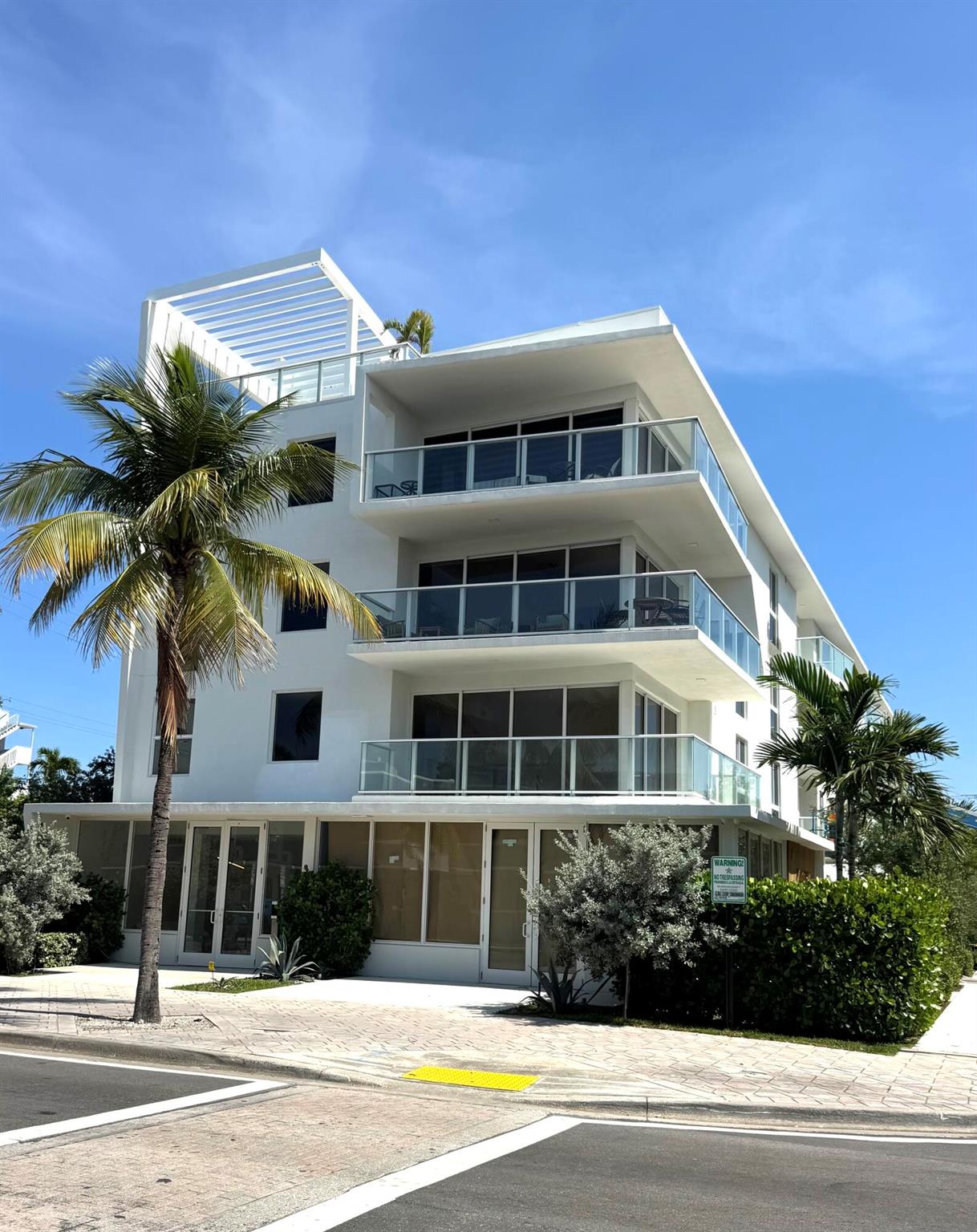 IMMACULATE 2 BEDROOM, 2 BATH, LOCATION LOCATION LOCATION, A MUST SEE...... FULLY FURNISHED , TURN KEY , 3 MONTH MININIUM RENT , ALL UTILITIES INCLUDED, ETC....