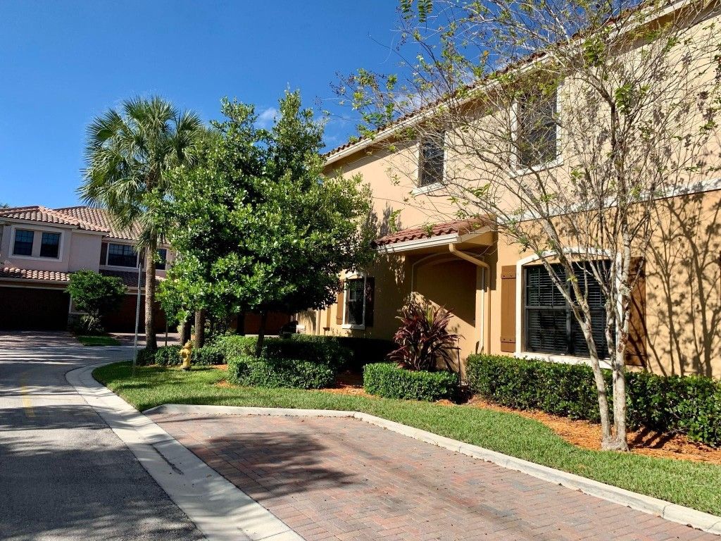 Photo of 128 W Riverwalk Circle, Fort Lauderdale, FL 33326 (MLS # F10501558)