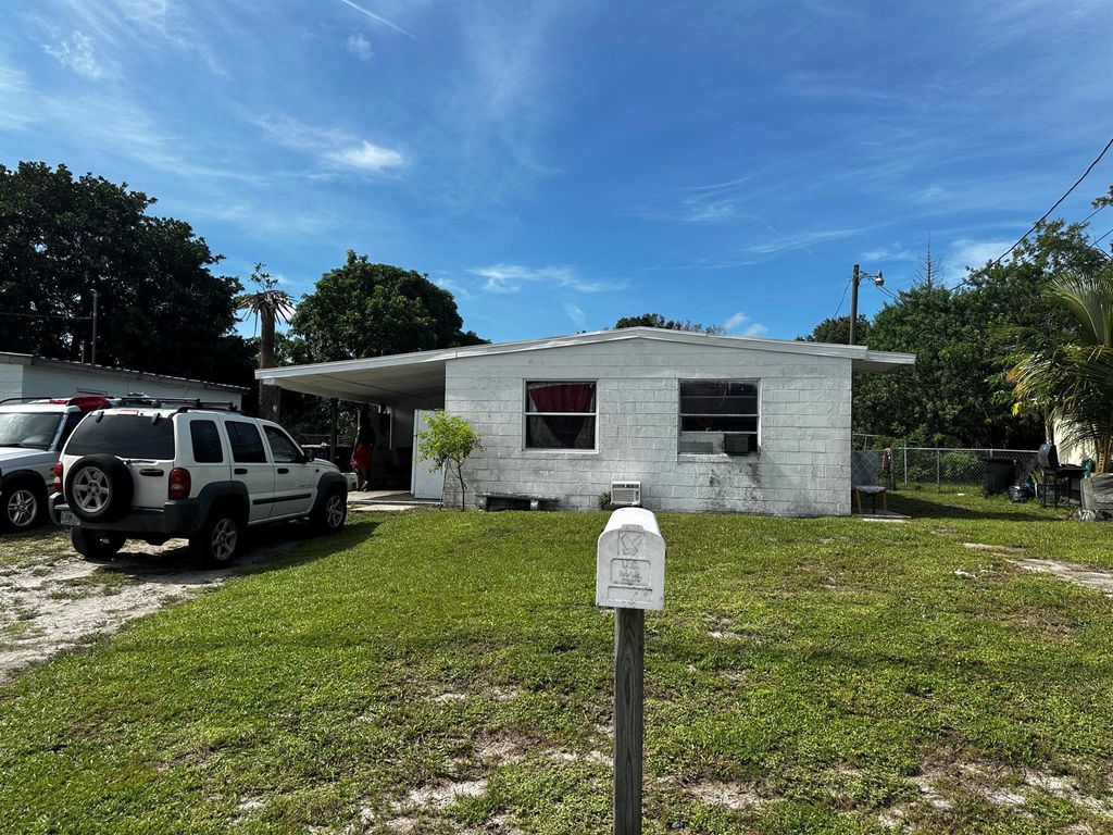 Photo of 2906 Carver Street, Fort Pierce, FL 34947 (MLS # R11009517)