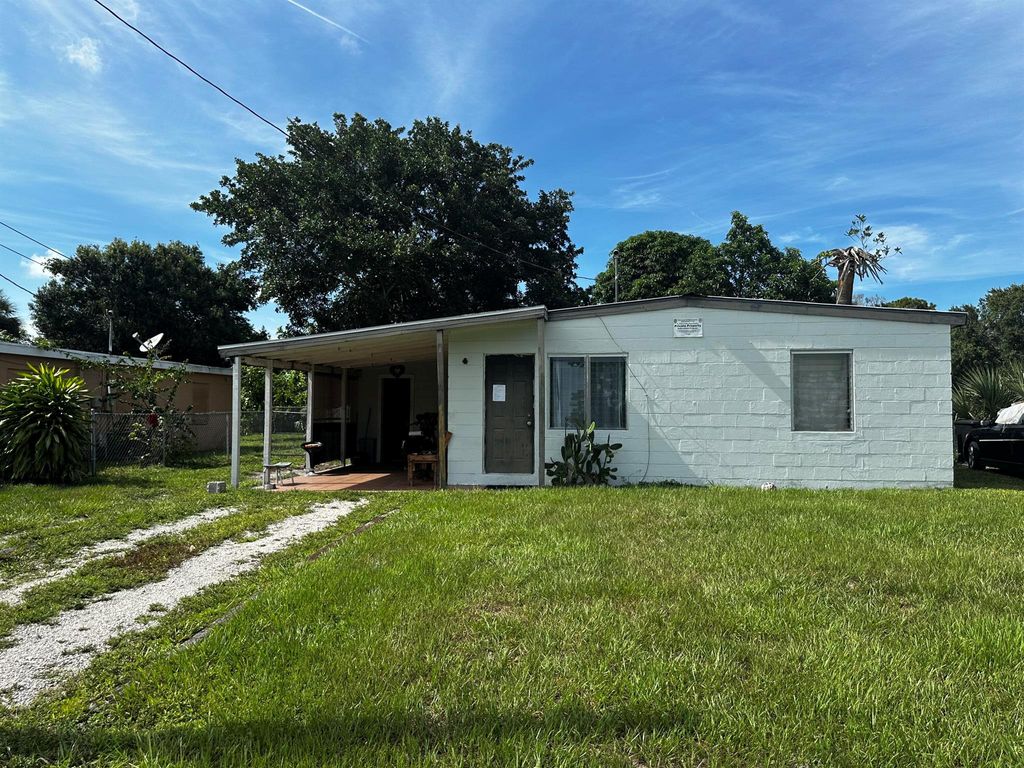 Photo of 2906 Carver Street, Fort Pierce, FL 34947 (MLS # R11009517)