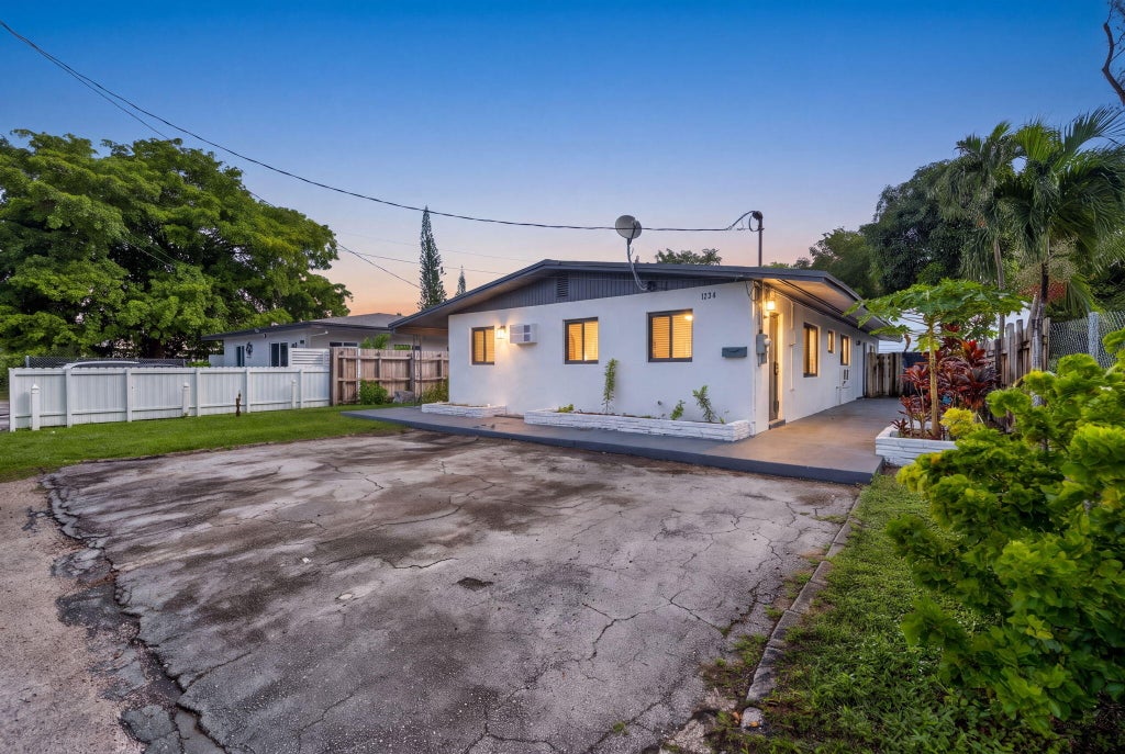 Photo of 1224 NE 5TH Avenue, Fort Lauderdale, FL 33304 (MLS # B26094072)